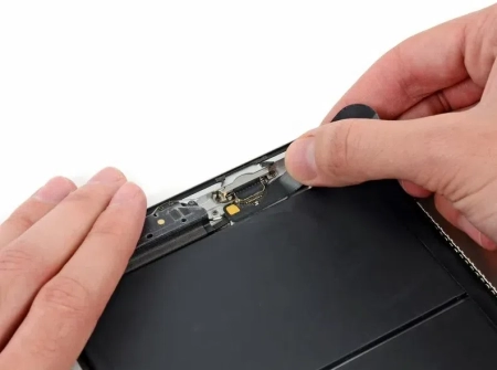 Замена нижнего шлейфа с разъёмом зарядки на iPad 3