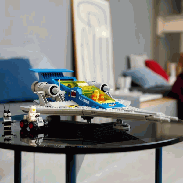 Конструктор LEGO Icons - Исследователь галактики (10497)