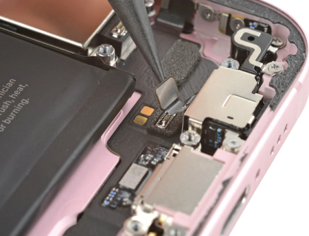 Замена нижнего шлейфа \ разъема зарядки для iPhone 15