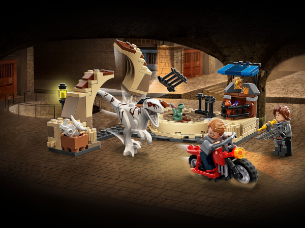Конструктор LEGO Jurassic World™ - Атроцираптор: погоня на мотоцикле (76945)