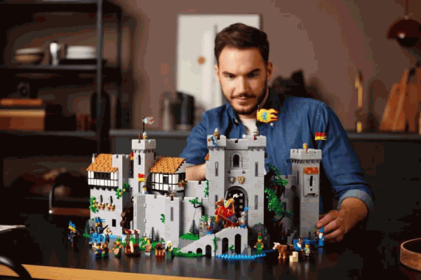 Конструктор LEGO Icons - Замок Львиных рыцарей (10305)