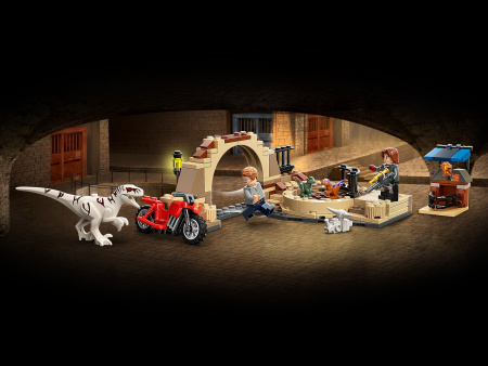 Конструктор LEGO Jurassic World™ - Атроцираптор: погоня на мотоцикле (76945)