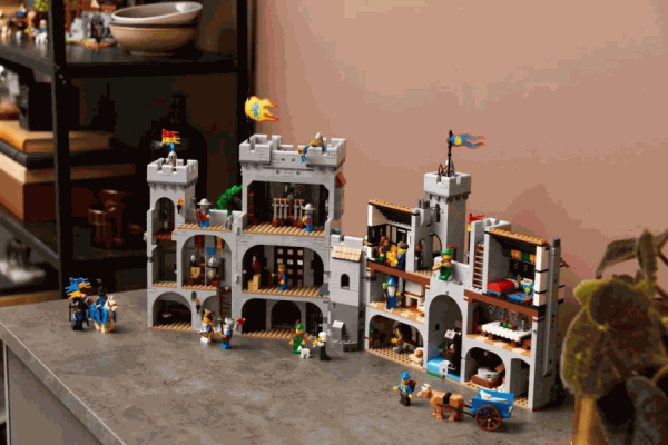 Конструктор LEGO Icons - Замок Львиных рыцарей (10305)