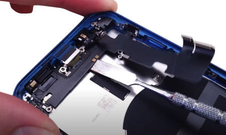 Замена нижнего шлейфа разъем зарядки и синхронизации микрофоны на iPhone 13