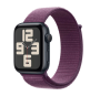 Apple Watch SE (2024), 44 мм корпус из алюминия цвета «Midnight», ремешок Sport Loop цвета «Plum»