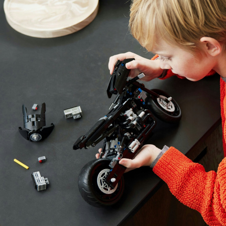 Конструктор LEGO Technic - Бэтмен Бэтмотор (42155)
