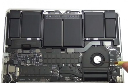 Чистка системы охлаждения MacBook Pro Retina 13 Touch Bar