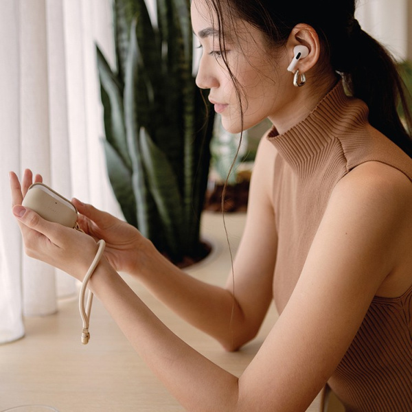 Чехол с карабином Uniq Coehl Haven для Airpods Pro 2, Cream