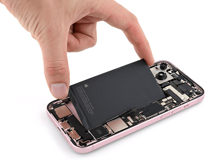 Замена аккумулятора на iPhone 15