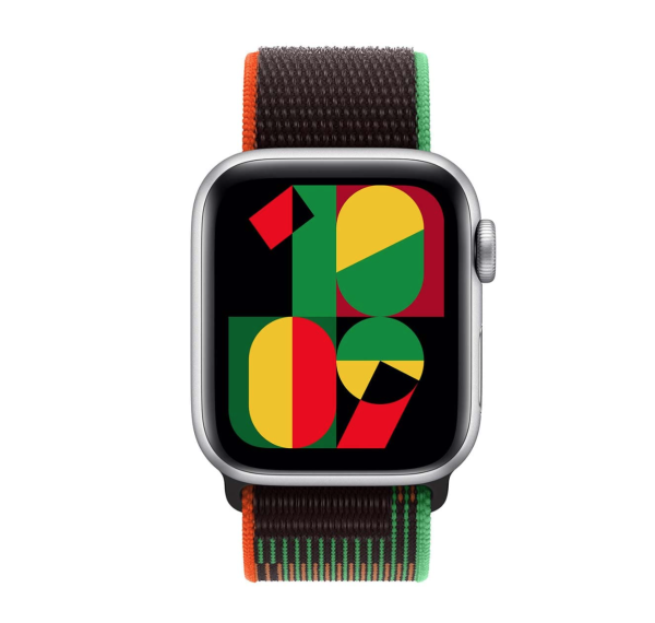 Apple Watch SE (2024), 40 мм корпус из алюминия цвета «Silver», ремешок Sport Loop цвета «Black Unity»