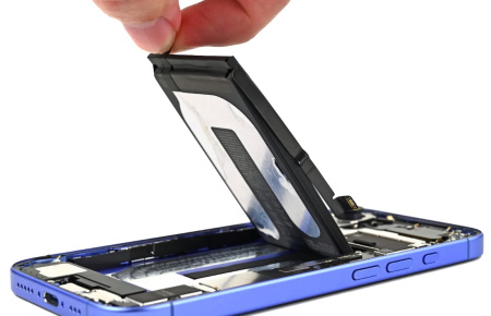 Замена аккумулятора на iPhone 16