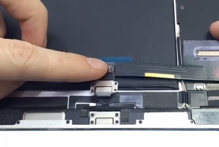 Замена нижнего шлейфа с разъёмом зарядки на iPad Pro 11" 2-го поколения (2020)